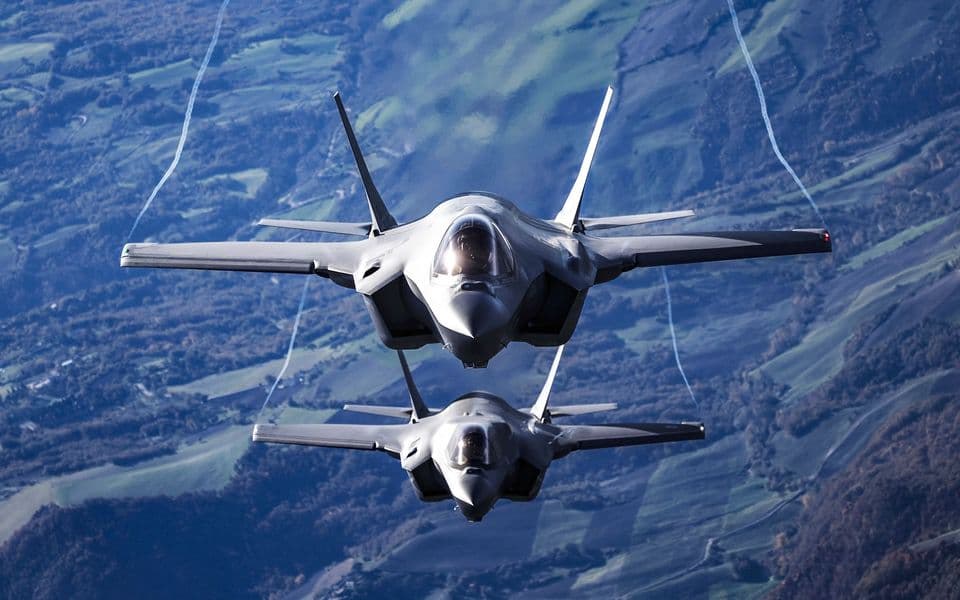 Винищувач F-35 поруч із російською зенітно-ракетною системою С-400