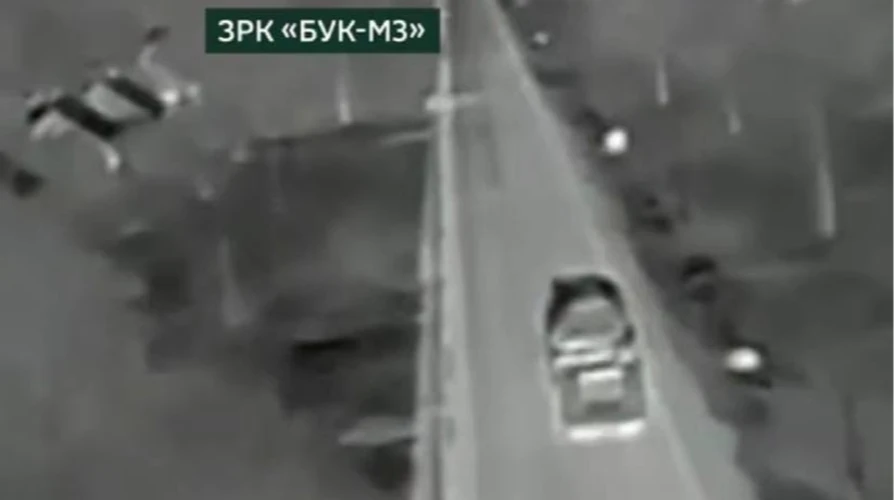 Скриншот із відео ураження російського зенітно-ракетного комплексу «Бук-М3» безпілотником підрозділу «Фенікс»