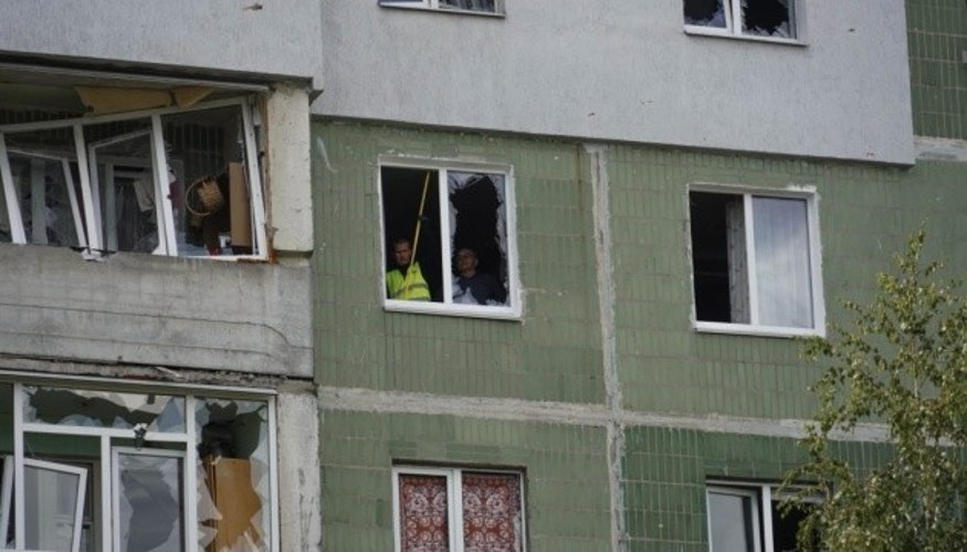 Наслідки удару КАБами по Сумах: пошкоджені багатоповерхівки, зруйновані віконні конструкції та автомобілі, робота