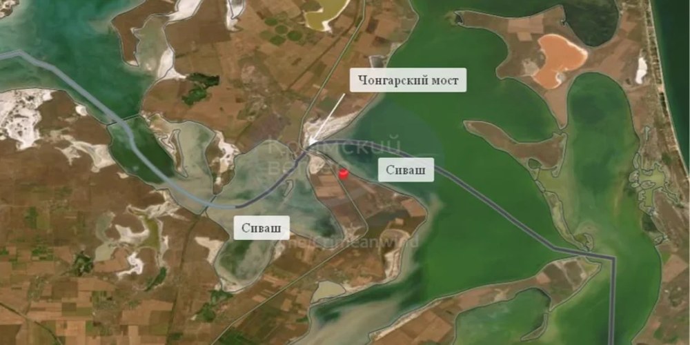 Супутникові знімки загорянь біля двох АЗС на виїзді з Джанкоя та біля дороги на південь від Чонгарського мосту