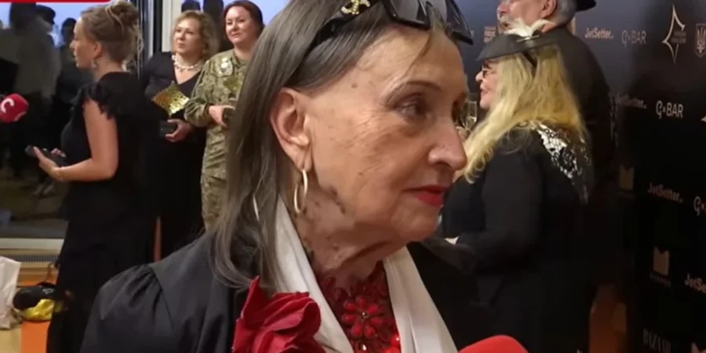Лариса Кадочникова та Ада Роговцева, кадр з фільму «Ну мам» за участю Ахтема Сеітаблаєва
