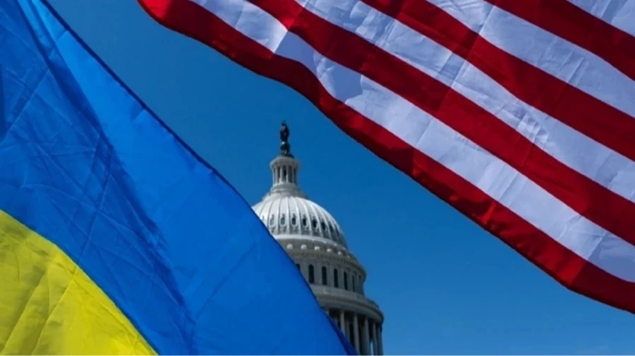 Дональд Трамп на тлі архівного фото та символіки співпраці США та України у сфері розвідки