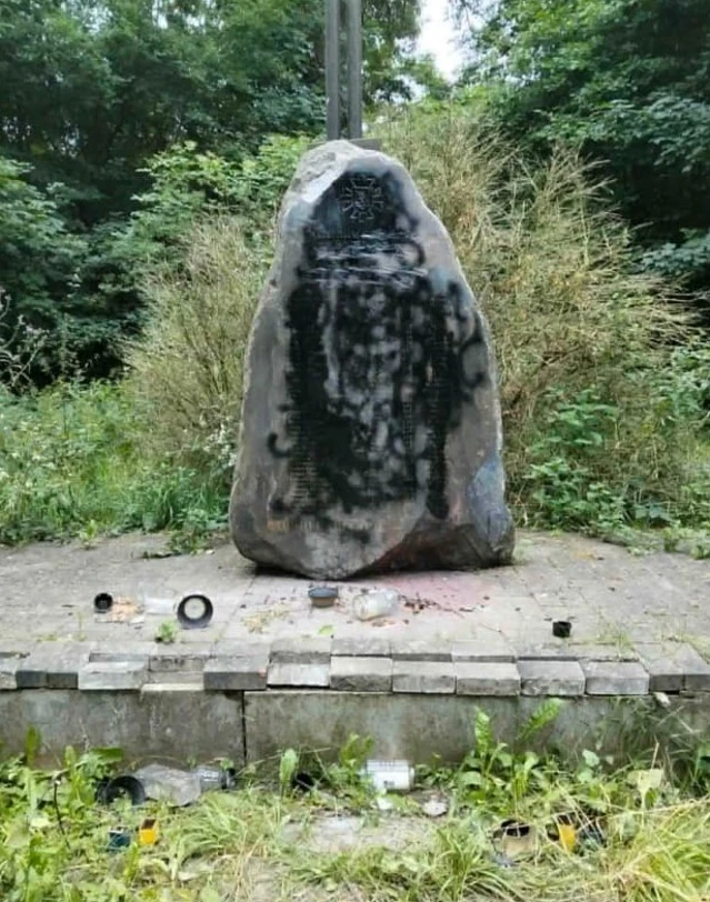Пошкоджений пам'ятник — братська могила воїнів УПА в урочищі Бістоцк біля села Ліски