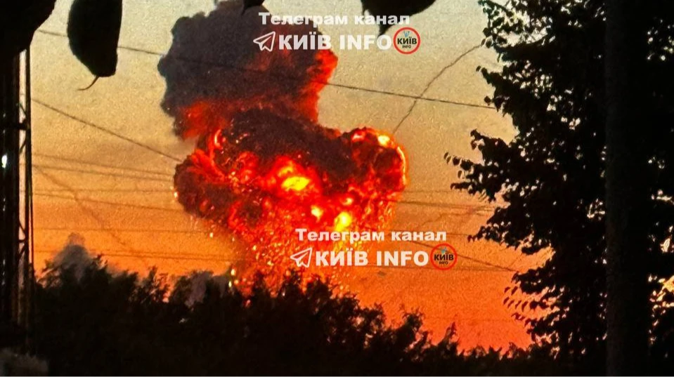 Пожежа та дим на території підприємства у селі Мила Бучанського району Київської області після атаки безпілотного літального