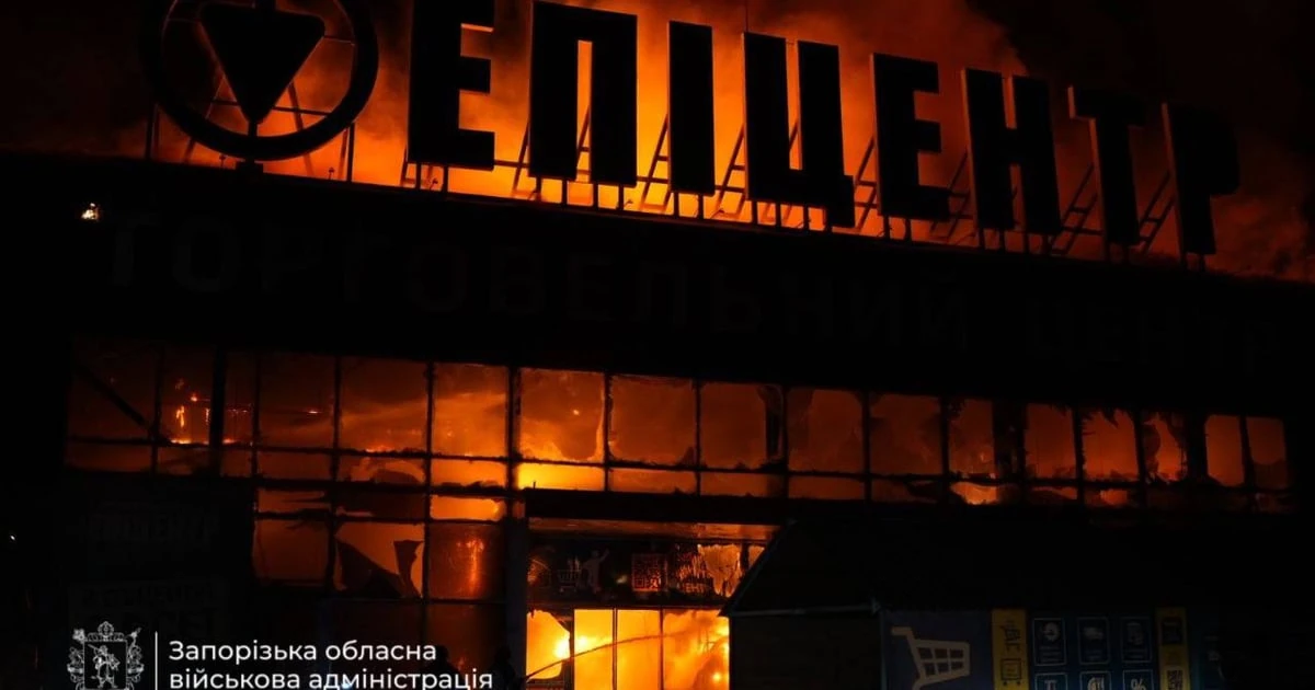 Масштабні пошкодження та пожежа всередині торговельного центру «Епіцентр» у Запоріжжі після нічного удару 12 серпня 2026 року