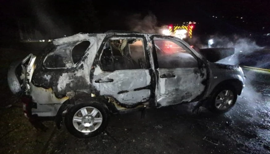 Цивільний автомобіль у Сумах з ознаками загоряння після влучання безпілотника в ніч на 15 серпня 2026 року.