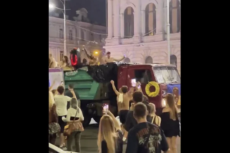 Вантажівка-«басейн» на вулицях Харкова 23 серпня