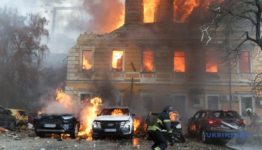 Пожежа на даху та верхньому поверсі будівлі НАНУ на вулиці Володимирській у Києві, чорний дим над центром столиці