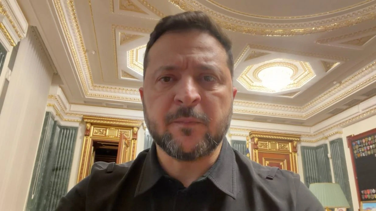 Володимир Зеленський під час вечірнього звернення (нарізне фото президента)